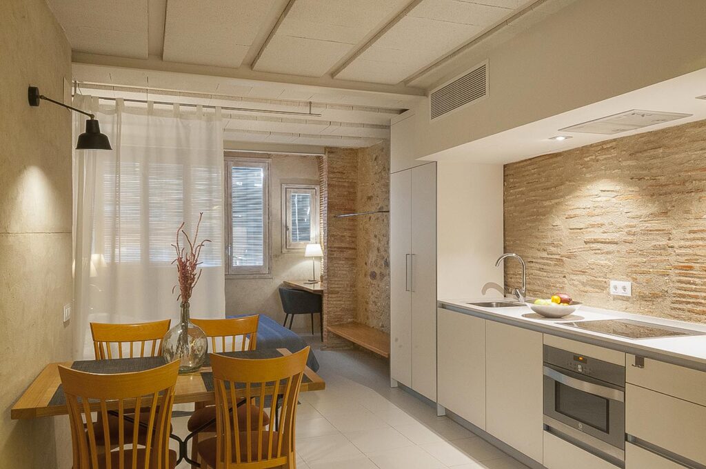 View of the kitchen and dining room of the Sant Fèlix apartment