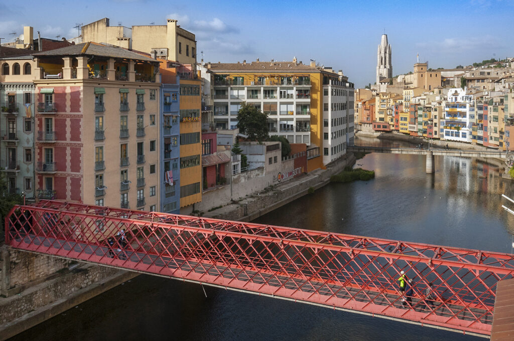 Puente Eiffel sobre el Onyar y campanario de Sant Félix desde los apartamentos Onyar