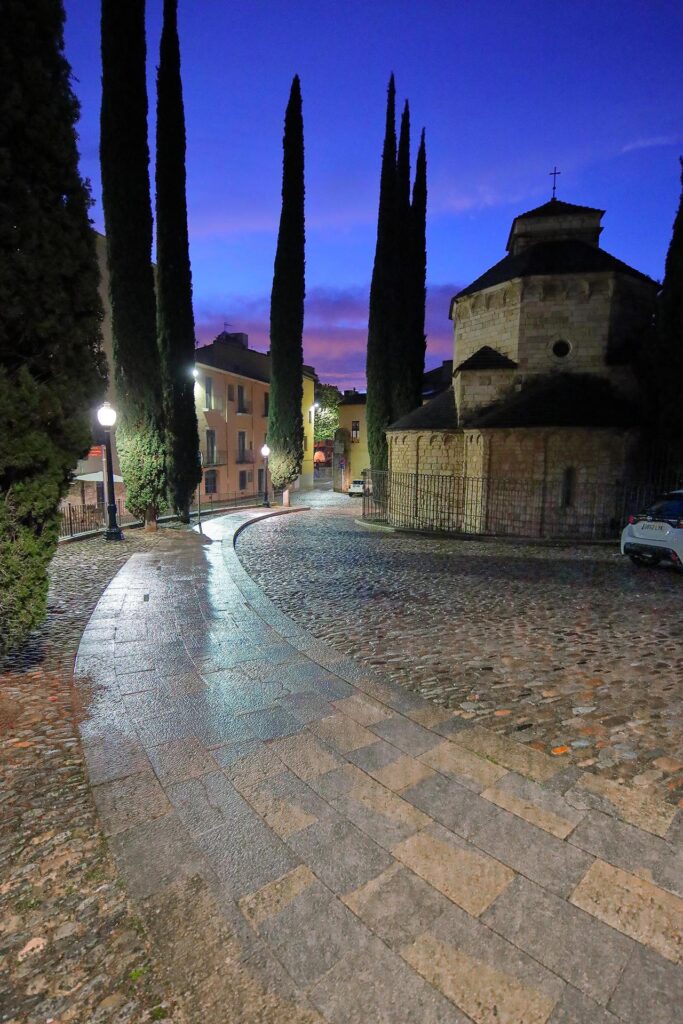 Night view of Sant Pere de Galligans