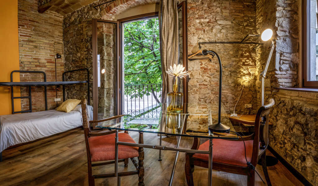 Room with bunk bed and balcony in the Sant Domènec apartment